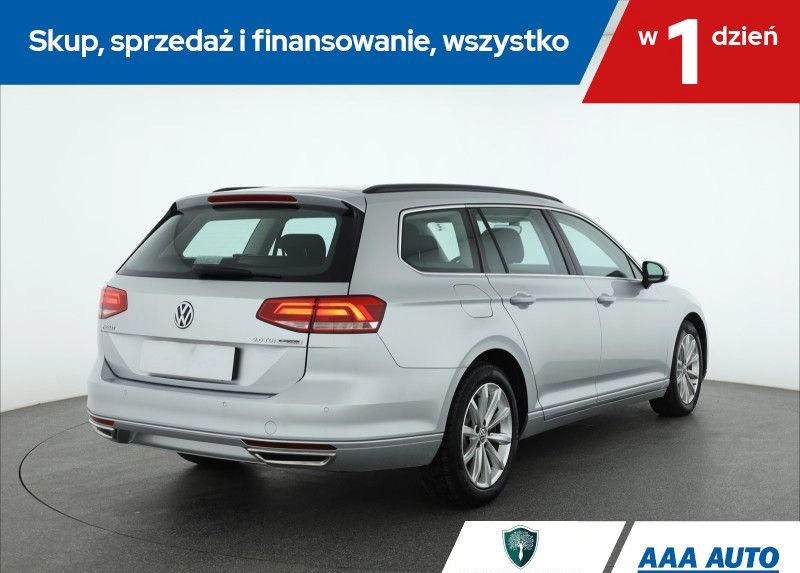 Volkswagen Passat cena 51000 przebieg: 252471, rok produkcji 2015 z Różan małe 211